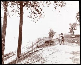 Egy fiú látképe a Hudson folyó felé néz a Riverside Parkból, New York (ezüst zselatin nyomat)