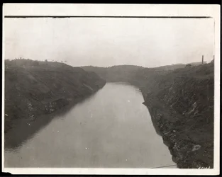 Kilátás a Panama-csatorna frissen ásott részének építkezés közben, 1912 vagy 1913 (ezüst zselatin nyomat)