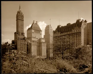 Kilátás a Savoy Plaza Hotelre, 59th Street és Fifth Avenue, New York, 1937 körül (ezüst zselatin nyomat)