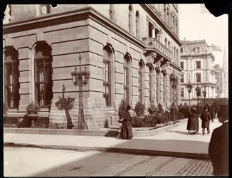 Kilátás a Waldorf Astoria Hotelre és a J. J. Astor rezidenciára az 5th Avenue mentén, a 33. és a 34. utcában, New York, 1895 (ezüst zselatin nyomat)