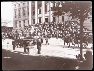 Kilátás a tömegre a Brooklyn Borough Hall lépcsőjén a brooklyni rendőrparádé alatt, 1897 (ezüst zselatin nyomat)