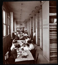 Nők, akik egy irattárban dolgoznak, férfi felügyelete alatt, a Metropolitan Life Insurance Co.-nál, a 23rd Street és Madison Avenue címen, New York, 1907 (ezüst zselatin nyomat)