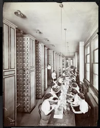 Egy irattárban dolgozó nők férfi felügyelete alatt a Metropolitan Life Insurance Co.-nál, a 23rd Street és Madison Avenue, 1907 (ezüst zselatin nyomat)
