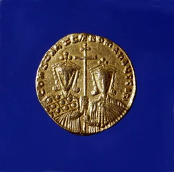 Arany érme VII. Konstantin Porphyrogenet császár (913–959) és fia, II. Római (959–963) képmásain.