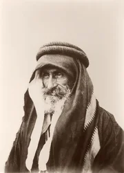Khalil Senaah sejk portréja (fali háttér előtt) Kerakban, 1895-99 körül.