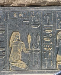 Egyiptom, Karnak, Hatsepszuti Vörös kápolna, arany dombormű, boráldozat