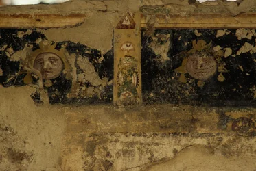 Freskótöredékek, Salus Augusta Temple-Cryptoporticus, Urbs Salvia ókori római városa, Urbisaglia, Marche, Olaszország (fotó)