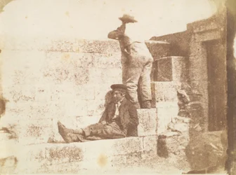 Két fiatal férfi pihen egy mólón, 1840-es évek végén.