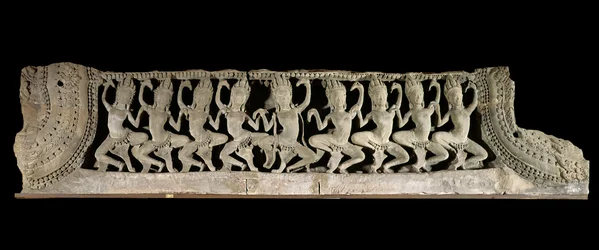 Khmer művészet (Távol-Kelet). Az oromzat alsó sávja: kilenc táncoló apszara. Homokkő lapos dombormű, 12. század vége - 13. század eleje. Bayon-stílus. Kambodzsából, a Bayon templomból. Párizs, Musée Guimet - Ázsiai Művészetek Nemzeti Múzeuma.