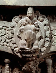 Khmer művészet: „Indra isten középen Airavatán és a marutok, a vihar és a szél istenei”. Kő szemöldökgerenda Sambor Prei Kuk stílusában (600-650). Kambodzsából. Párizs, Musée Guimet, Ázsiai Művészetek Nemzeti Múzeuma