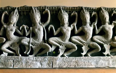 Az apsarák, nagyon fiatal és gyönyörű lények, akik Indra udvarán táncoltak. Hindu mitológia. Art khmer, Bayon templom