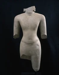 Egy istenség torzója (valószínűleg Visnu), c. 7. század (homokkő)