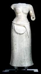 Női istenség a Baking templomából, Roluos, Kambodzsa, 4-9. század (homokkő)