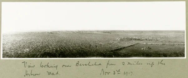 Kilátás Beersebára két mérföldről a Hebron Roadra felfelé, 1917. november 3