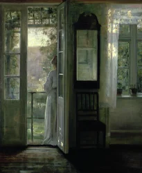 Erkélyen álló lány