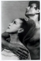 Martha Graham (1894-1991) és Bertram Ross (1920-2003) a "Visionary Recital" című előadásban, 1961. június 27. (zselatinos ezüstnyomat)