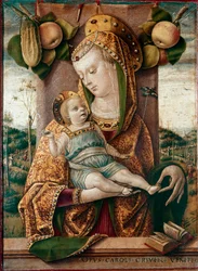 Szűz Mária a gyermekkel. Mögöttük almák és egy uborka, alul egy nyitott könyv (Biblia). Carlo Crivelli (1430/35-1494/1500) temperája fán