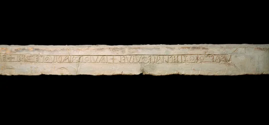 Kelta művészet: „” tisztelgés az istenségek előtt”” Síros felirat kelta ábécével (Ogham). az olaszországi Come régióból. vége 6. eleje Kr.e. 5. század. Homályos. 365x19x33 cm Como, Museo Civico Archeologico Paolo Giovio