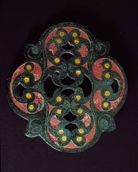 Kelta művészet: áttört bronzlemez zománcbevonattal. Kr.u. 1. század. Paillardtól (Oise). Breteuil, régészeti múzeum
