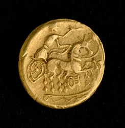 Kelta művészet: a sequanusok statere, aranypénz - Harci szekeret hajtó férfi ábrázolása (?), Kr. e. 3.-2. század - Párizs, Bibliothèque nationale