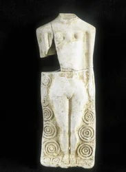 Hárommellű nő. Rextuguenos kelta fazekas által készített szobrocska, aláírással és rouelle-okkal, egy lararium, egy római villa imádkozóhelye számára.
