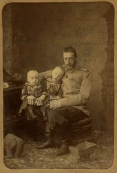 Constantin Constantinovics de Russie avec ses fils Ioann et Gabriel – Konstantin Konstantin orosz nagyherceg fiaival, János Konstantinovics és Gabriel Konstantinovics, Bergamasco, Charles (Karl) (1830-1896) által. Albumin Photo, c. 1890. orosz