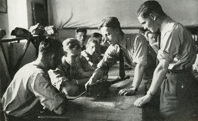 A RAF személyzete a fegyverekről tanul, 1941.