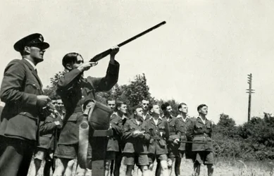 A RAF-személyzet fegyverrel lőni tanult a második világháború alatt, 1941.
