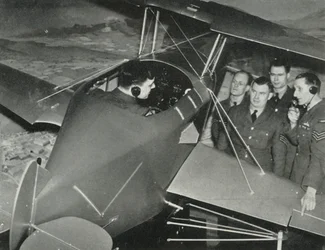 A RAF személyzete repülni tanult egy repülésszimulátorban a második világháború alatt, 1941.