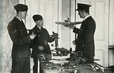A RAF személyzete megtanulta azonosítani a repülőgépeket a második világháború alatt, 1941.