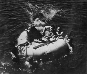 A RAF személyzete megtanulja használni a gumicsónakot, 1941.