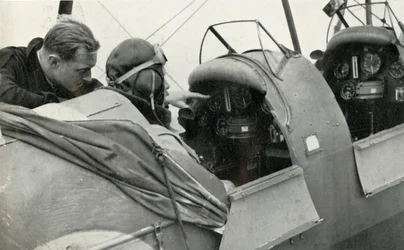 A RAF pilóta repülni tanult a második világháború alatt, 1941.