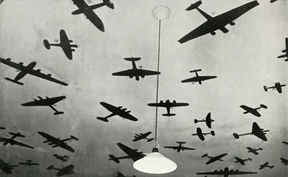 Katonai repülőgépek sziluettjei egy RAF kiképzőiskolában a második világháború idején, 1941.