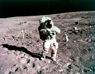 John Young űrhajós a Hold felszínén, Apollo 16 küldetés, 1972. április 21.
