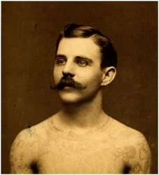 Frank Howard, a tetovált férfi, 1900 körül (szekrénykártya)