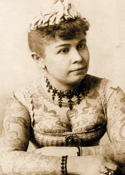Annie Howard, a tetovált hölgy portréja, 1898 körül (kabinetfotó)