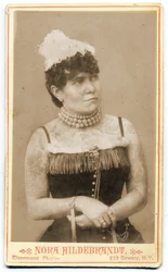 Nora Hilderbrandt portréja, 1893 körül (Kabinetfotó)