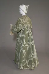 Bertha Palmer estélyi kabátja, 1902 körül (hátul ferde nézet). Selyem szatén vágott bársony búzamintás, fémes cérnás csipke, selyem metál bojt. Worth, Párizs.