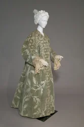 Bertha Palmer estélyi kabátja, 1902 körül (ferde elölnézet). Selyem szatén vágott bársony búzamintás, fémes cérnás csipke, selyem metál bojt. Worth, Párizs.