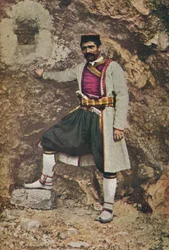 Montenegrói férfi ünnepi viseletben, 1913 körül