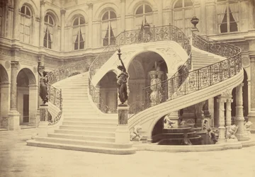[Lépcsőház, a Hôtel de Ville belseje]