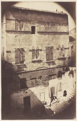 Egy román stílusú ház homlokzata Saint-Gilles du Gardban