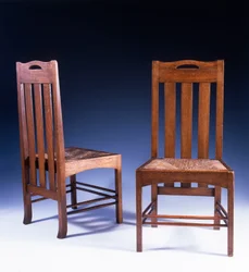 Charles Rennie Mackintosh által az Argyle Street Tearooms számára tervezett tölgyfa étkezőszék, 1898-99