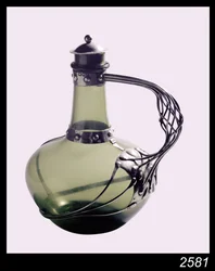 Ezüstre szerelt zöld üvegpohár, a Kézműves Céh gyártói jelzésével, 1901 (üveg és ezüst)