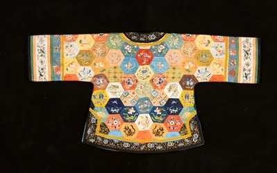 Hímzett selyemből készült hatszögekből álló, kötetlen kínai patchwork kabát