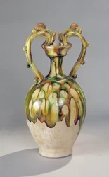Amphora fogantyúkkal, sárkányfejek formájában, háromszínű mázzal, Tang-dinasztia, 618-907 (kerámia)