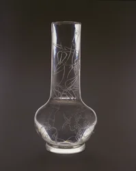 Bambusz, lingzhi gomba növényekkel és sziklákkal gravírozott palack, Qianlong jelzés és periódus, 1736-95 (üveg)