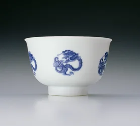Tál, sárkánygömbökkel díszítve, Kangxi jelzéssel és 1662-1722-es korszakkal (porcelán kék alámázzal) (lásd még: 142285)