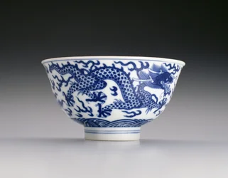 Tál sárkányokkal és hullámokkal, Xianfeng márka és 1851-61 közötti időszak (porcelán kék aláfestéssel) (lásd még: 142299)