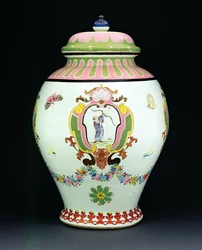 Ciszterna, amelyet Cornelis Pronk (1691-1759) 1730 körül (porcelán) festett (a medencét lásd: 206565)